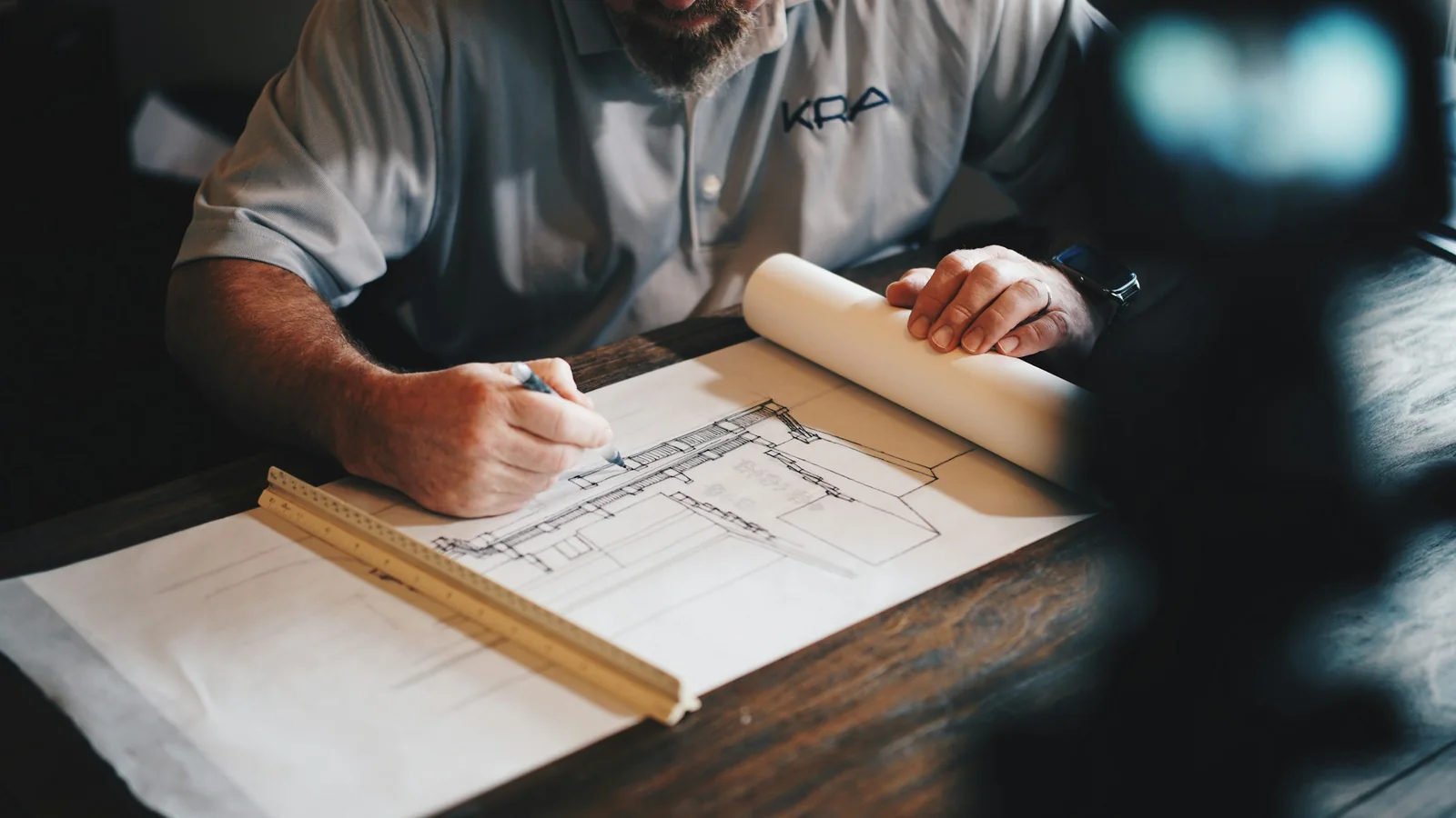 Especialista revisando planos de ingeniería