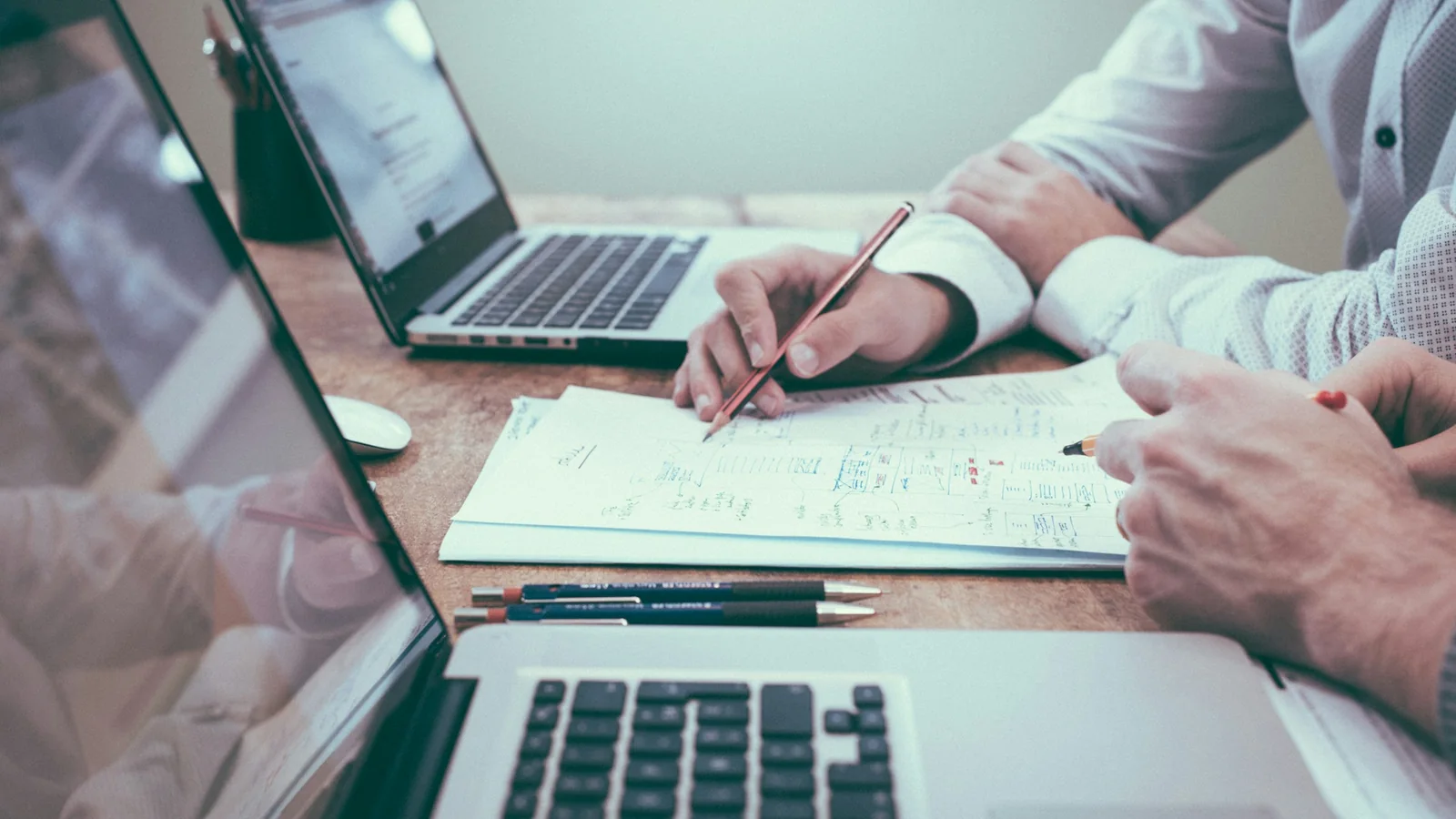 Análisis financiero y documentos de inversión en una mesa de trabajo